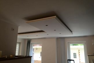 Deckensegel und Lichtvouten mit Schattenfuge