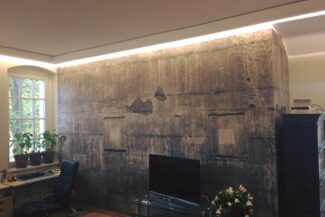 Indirekte Wandbeleuchtung mit Lichtvouten und Tapete im Betonlook